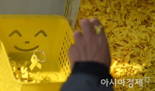[포토]노란 리본 만드는 시민들