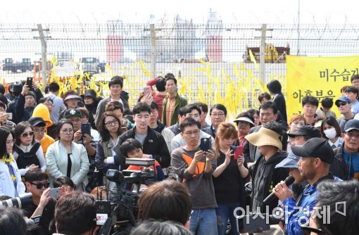 [포토]빠른 수색 호소하는 세월호 미수습자 가족들 