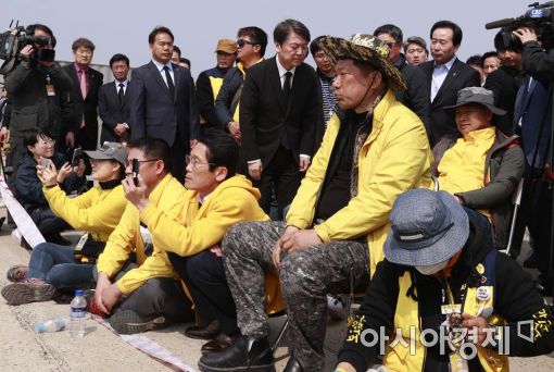 [현장]세월호, 부두 60m 진입…긴장 속 흐느낌·진상규명 목소리