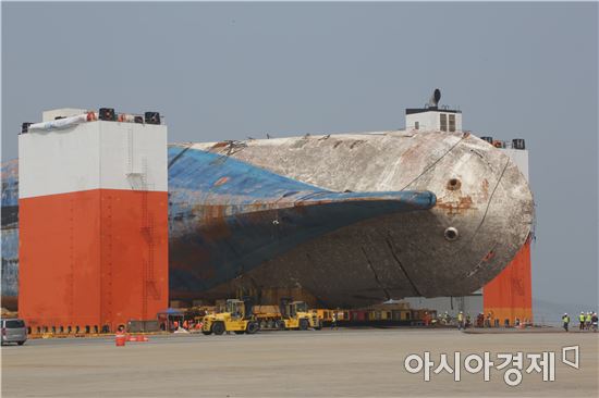 [포토]3년 만에 육지로 옮겨지는 세월호