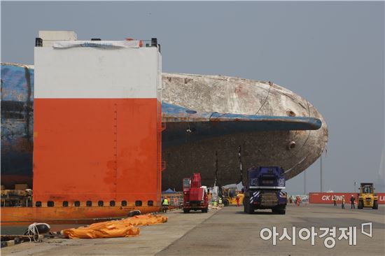 [포토]3년 만에 육지로 옮겨지는 세월호