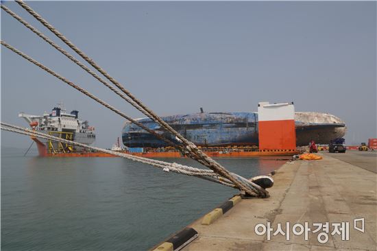 [포토]뭍으로 올라온 세월호 선체