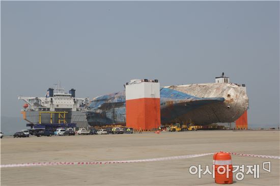 [포토]뭍으로 올라온 세월호 선체
