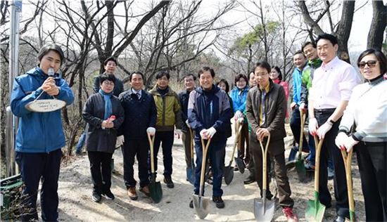 서울시의회 의정산악회 남산 소나무 식목