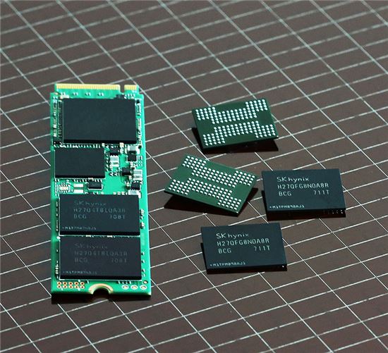 SK하이닉스 72단 3D 낸드 칩 및 이를 적용해 개발 중인 1TB(테라바이트) SSD