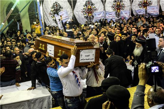10일(현지시간) 이집트 나일델타 가르비야주의 주도 탄타 시내에 있는 콥트교회에서 발생한 테러로 희생된 이들을 위한 장례식이 거행되고 있다. 이날 이 근방 콥트 교회에서 자행된 두 차례 폭탄 테러로 최소 47명이 숨졌다. (사진출처=EPA연합)
