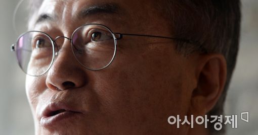 문재인 더불어민주당 대통령 후보가 9일 오후 서울 마포구 홍익대 근처 한 카페에서 아시아경제와 인터뷰를 하고 있다.  