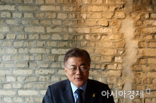 문재인 더불어민주당 대통령 후보가 9일 서울 마포구 홍익대 근처 한 카페에서 아시아경제와 인터뷰를 하고 있다. 