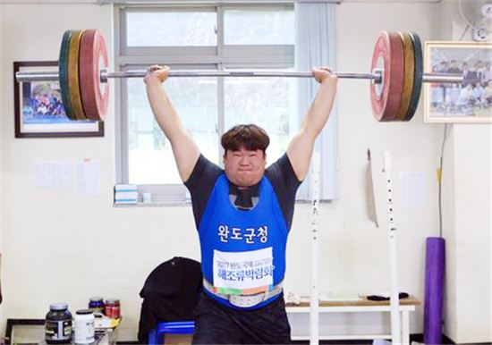 완도군청 역도팀, 완도국제해조류박람회 들어올리다