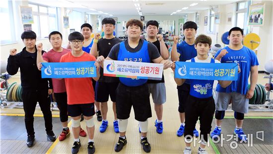 완도군청 역도팀, 완도국제해조류박람회 들어올리다