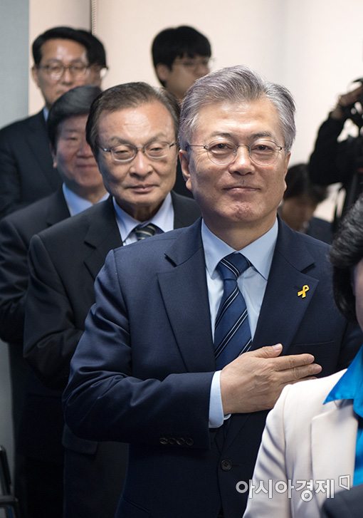 [포토]국민의례 하는 문재인 후보