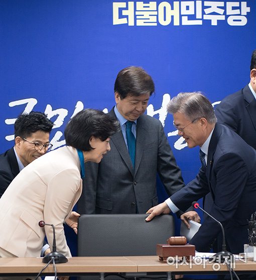 [포토]추미애 대표에게 자리 권하는 문재인