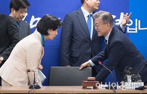 [포토]문재인, "대표님 먼저 앉으세요"