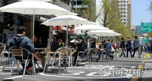 [포토]무교로에 설치된 파라솔 쉼터