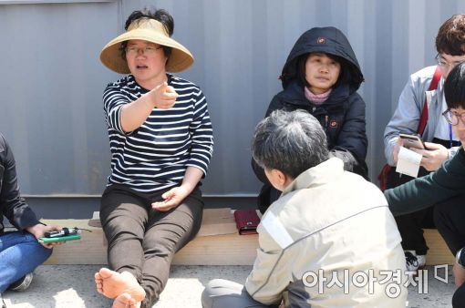 [포토]세월호 바라보는 미수습자 가족들 