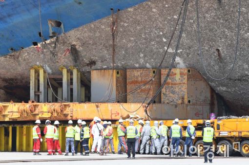[포토]분주한 세월호 거치작업현장 