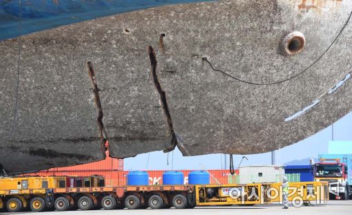[포토]세월호, 이동 중 선체 일부 변형 