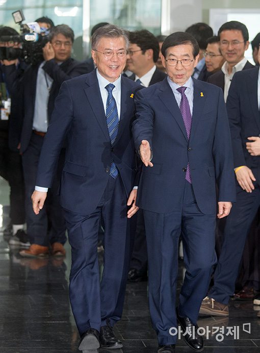 [포토]서울시청 방문한 문재인 후보