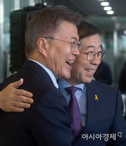 [포토]밝게 웃는 문재인·박원순