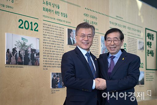 [포토]반갑게 인사 나누는 문재인·박원순