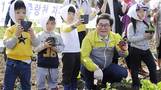 [포토]광진구 중랑천 둔치텃밭 꼬마 농부 등장