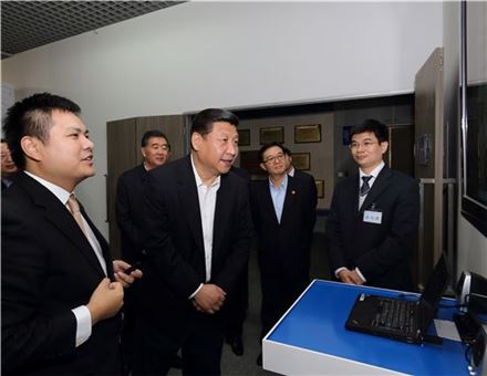 시진핑(習近平) 중국 국가주석이 지난 2012년 12월 공산당 총서기 취임 후 유망 스타트업 가운데 처음으로 광치과학을 시찰하고 있다.