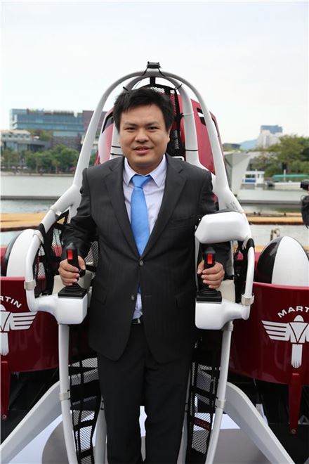 광치그룹의 창업자 류뤄펑(劉若鵬) 회장이 1인 비행기구인 '마틴 제트팩'을 시연하고 있다.