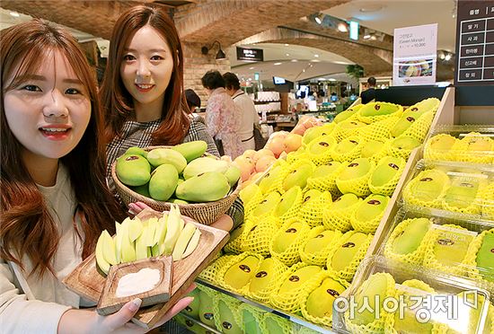 11일 오전 현대백화점 압구정 본점 지하 1층 식품관에서 직원들이 태국산 그린 망고를 소개하고 있다.(현대백화점 제공)