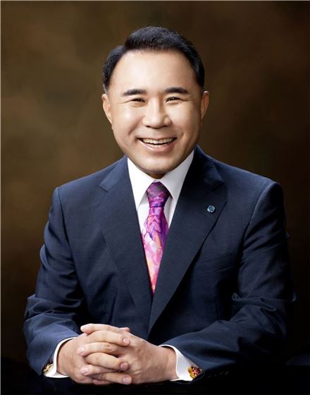 윤홍근 제너시스BBQ 회장, 한국외식산업협회 제6대 상임회장 취임