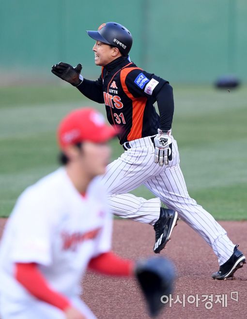 [포토]손아섭, '실책 틈타 두 베이스 진루'