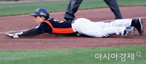 [포토]손아섭, '실책 틈타 두 베이스 진루'