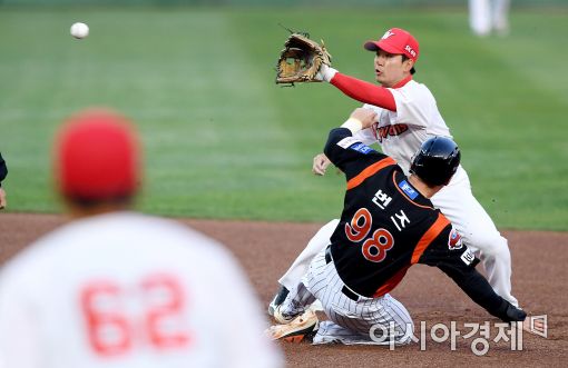 [포토]도루 성공한 번즈, '잘 치고 잘 뛴다'