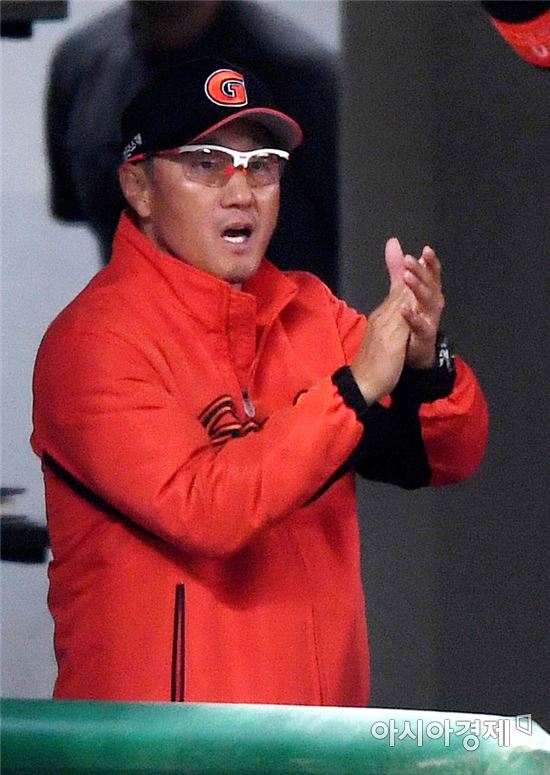 [포토]박수치는 조원우 감독, '역전 좋았어'