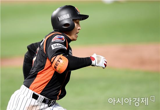 [포토]손아섭, '치고 달린다'