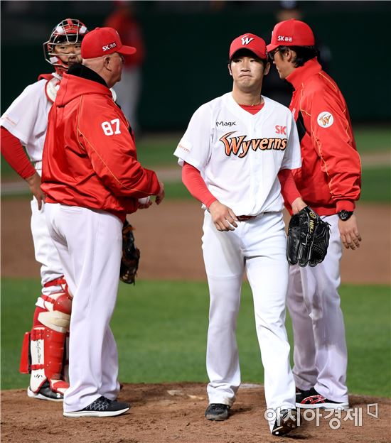 [포토]박종훈, '5.2이닝 4실점 강판'