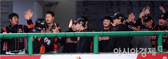 [포토]이대호, '추가 득점 좋았어'
