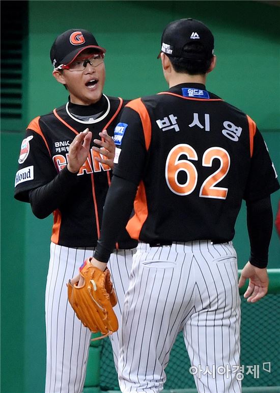 [포토]박세웅, '무실점으로 막아줘서 고마워요'