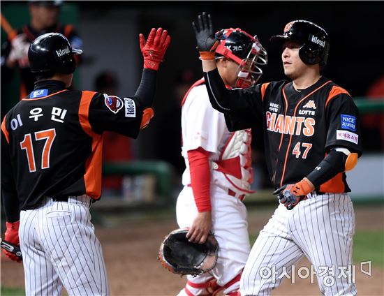 [포토]강민호, '9회 쐐기 투런포'