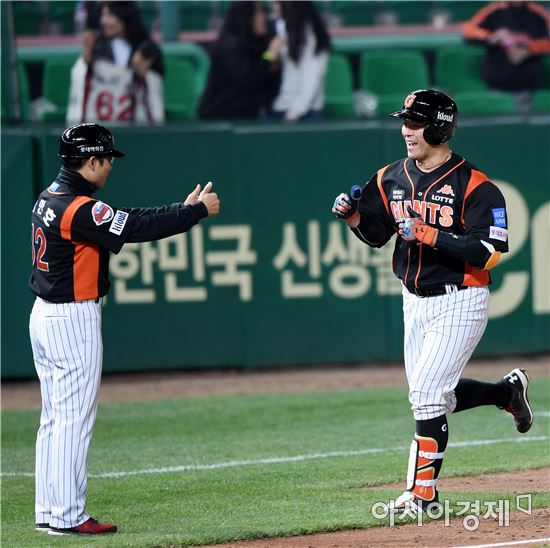 [포토]강민호, '쐐기 투런포 넘겼어요'