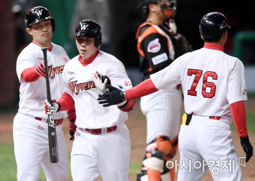 [포토]투런포 이홍구, '경기 아직 안 끝났어!'