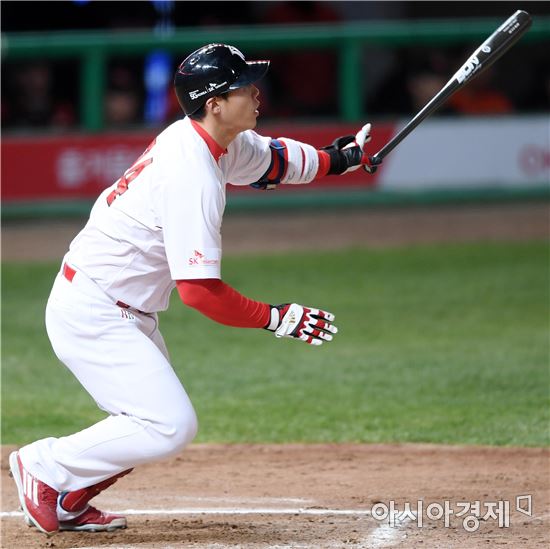 [포토]이홍구, '9회 추격의 투런포'