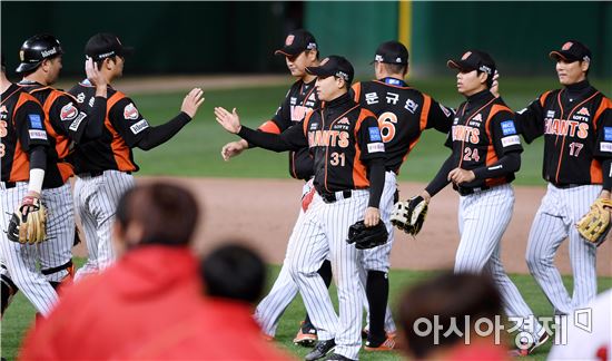 [포토]롯데, '거인들의 3연승 하이파이브'