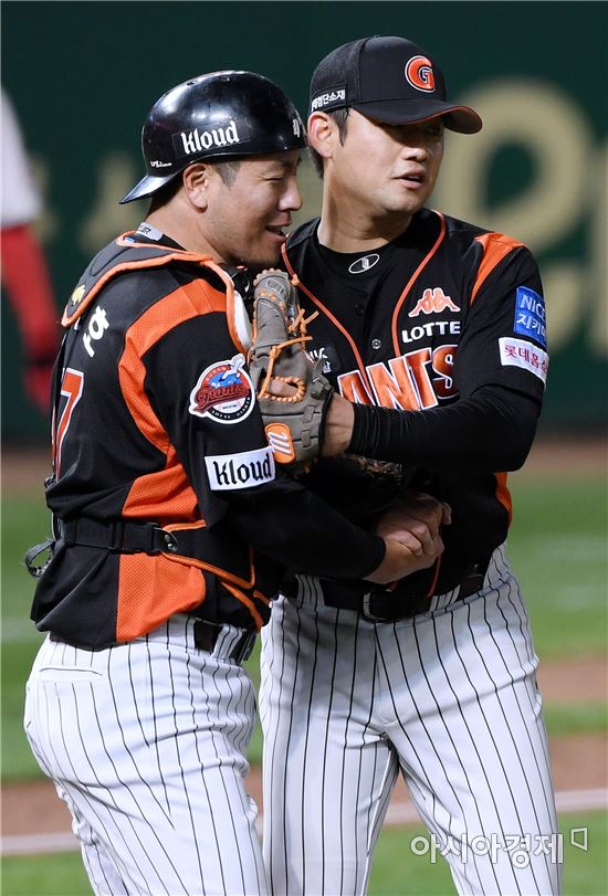 [포토]손승락, '강민호 투런포 아니면 어쩔뻔했어'