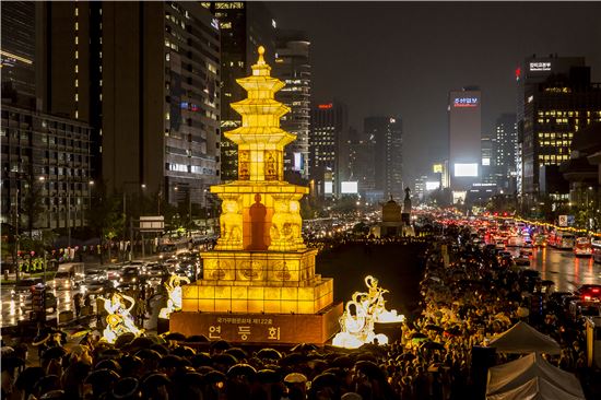 '부처님 오신날' 광화문광장 점등 봉축행사 열려