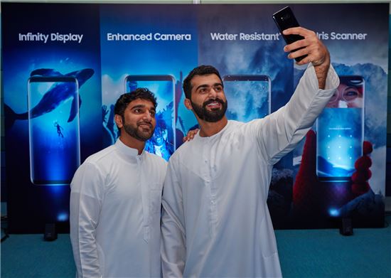 11일(현지시간) 아랍에미리트 두바이에서 진행된 '갤럭시S8'·'갤럭시S8+' 출시 행사에서 제품을 체험하는 모습 