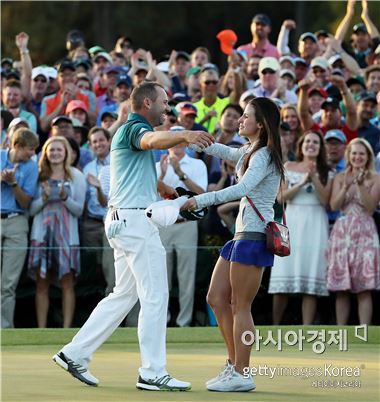 세르히오 가르시아가 마스터스 우승이 확정되는 순간 약혼녀 앤절라 애킨스와 포옹하고 있다. 오거스타(美 조지아주)=Getty images/멀티비츠 

