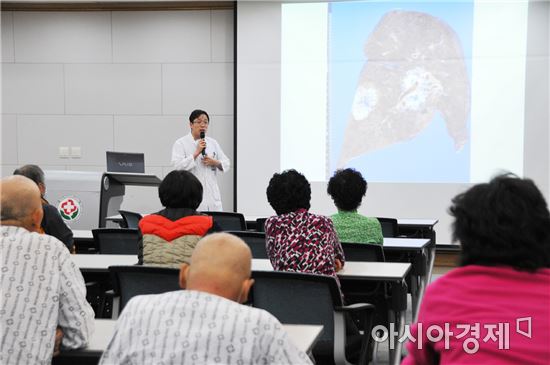 화순전남대병원에서 매월 열리고 있는 ‘환자와 나누는 폐암이야기’강좌에서 암치료법을 들려주고 있는 의료진. 