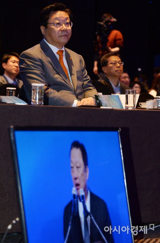 [포토]박용만 개회사 듣는 주형환 