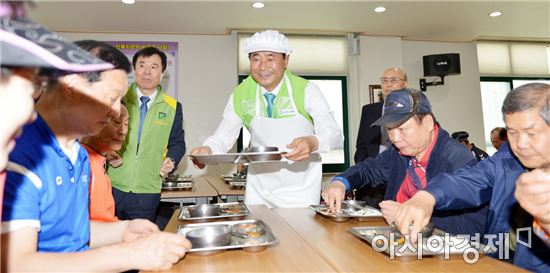 [포토]최영호 광주 남구청장, 남구노인복지관 사랑의 배식봉사
