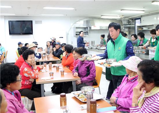 정찬민 용인시장 무료급식소서 배식봉사